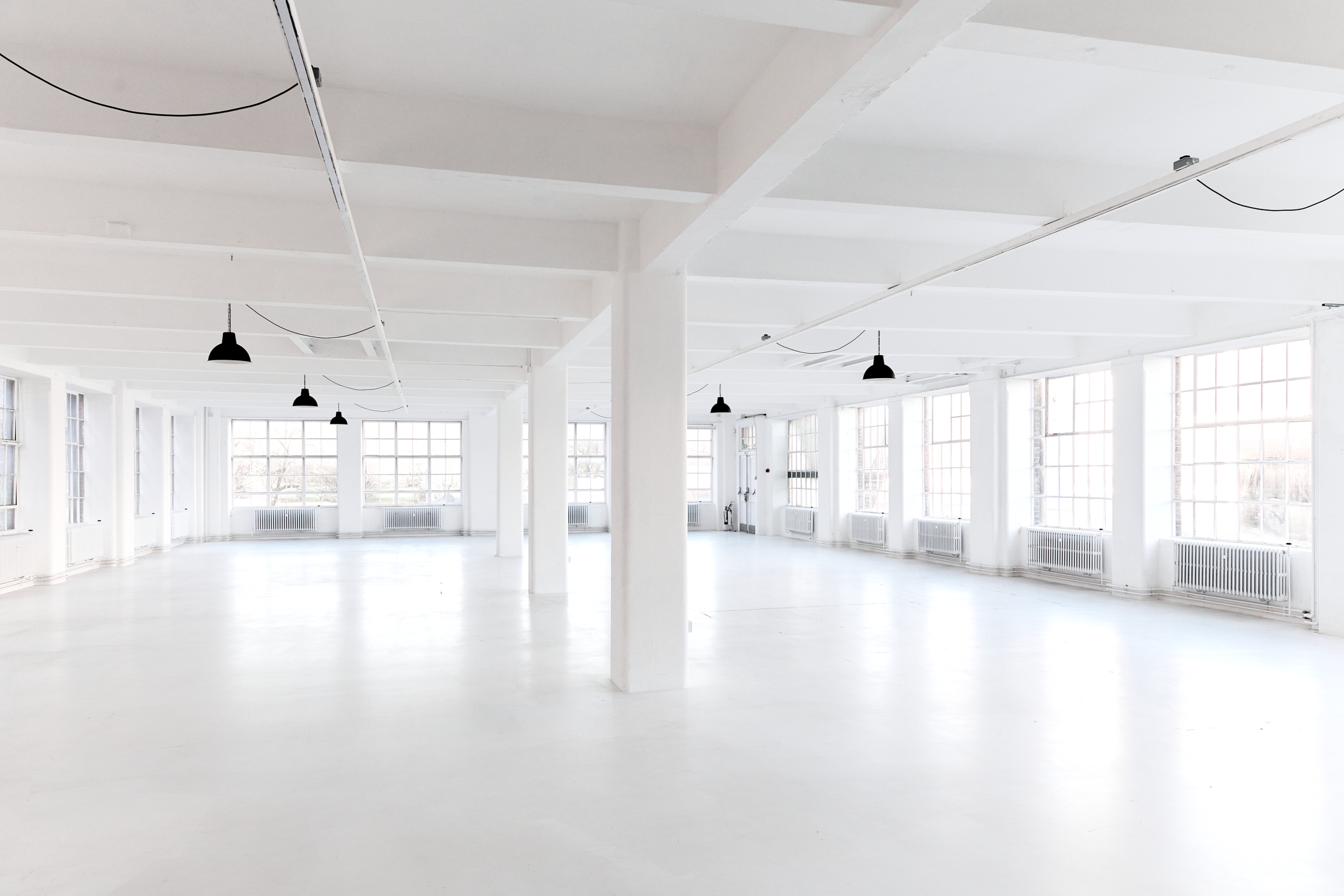 Halo — white-on-white space with painted screed floor and columns
